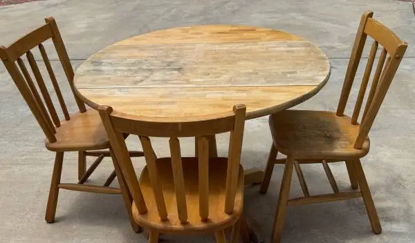Small round wooden table/sides fold down with 3 chairs/Santa Clarita