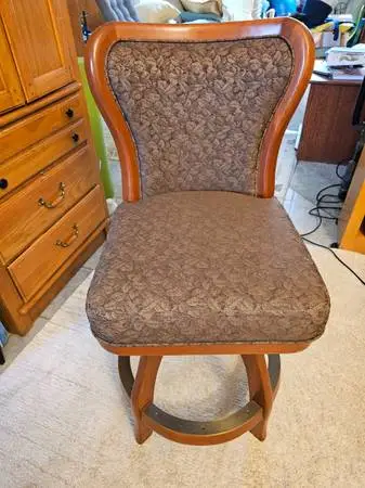 Swivel chair. Countertop tall height