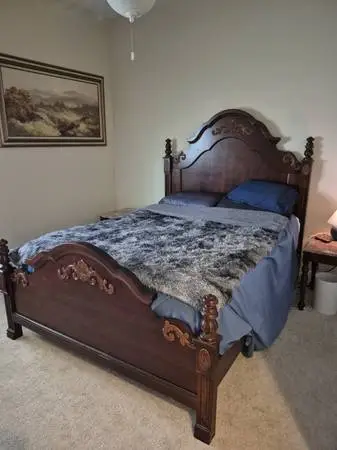 Craftmatic I Adjustable Queen Bed w/ Massage & Remote – Works Great