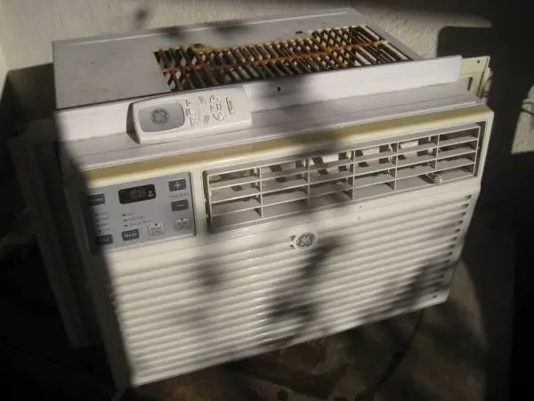 GE WINDOW AIR CONDITIONER 6050BTU - RUNS FRIGID COLD