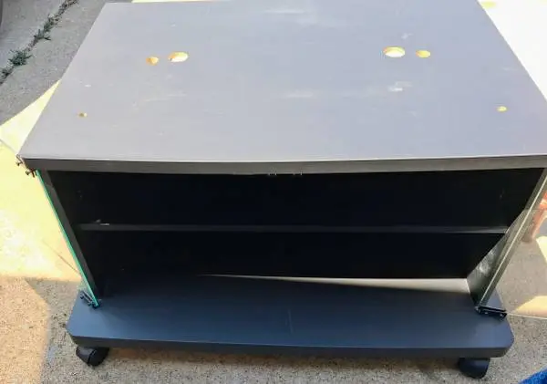 TV STAND 29 x19 x17 in