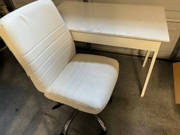 Kids desk and chair