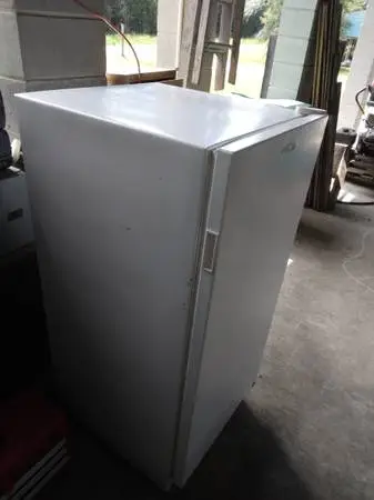 *ICE-COLD** COMMERCIAL UPRIGHT FREEZER - PLUGGED IN RIGHT NOW (NICE)
