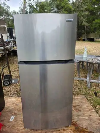 REDUCED..refrigerator freezer ffht1425vv