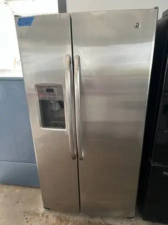 GE Stainless Steel Refrigerator W Ice & Water 713-376-0356