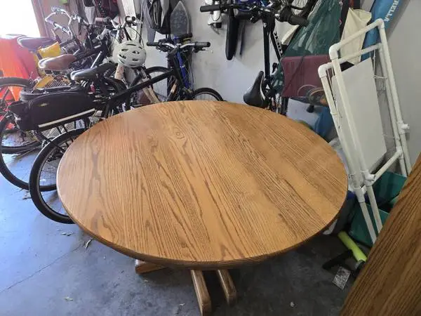 Round Pedestal Table and 5 Chairs