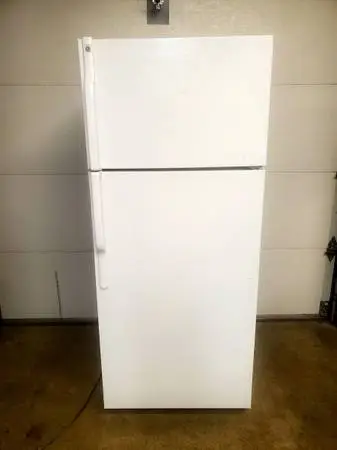 GE 18 cubic feet refrigerator