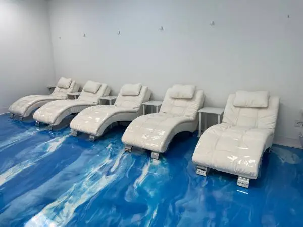 Coaster Dilleston White Chaise Faux Leather Lounge chairs – 5 Avail