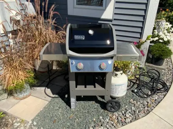 Weber Spirit ll dual burner grill-seldom used in v good condition