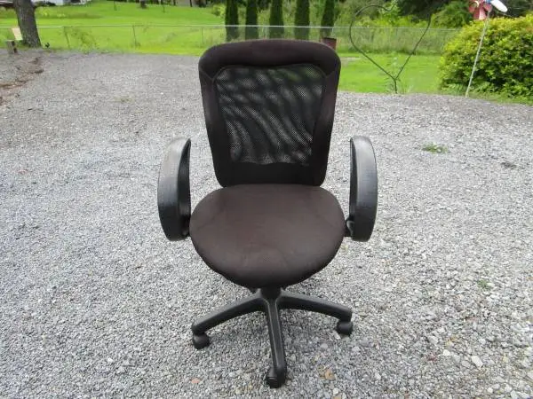 OFFICE CHAIR ADJUSTABLE ON WHEELS