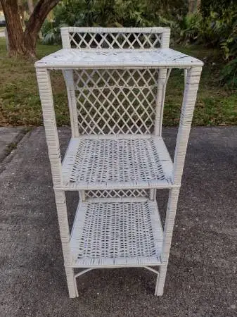 WHITE WICKER DISPLAY SHELF UNIT / STORAGE