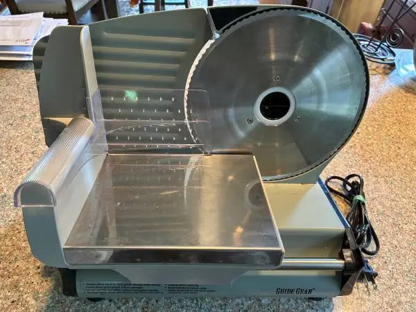 ELECTRIC MEAT SLICER LIKE NEW CONDITION ADJUSTS TO SLICE YOU LIKE