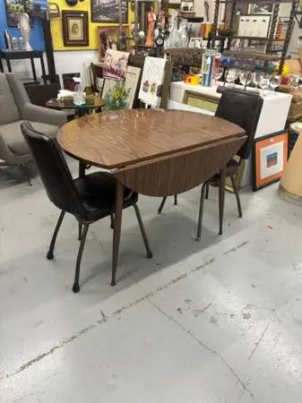 vintage round kitchen table w/2 fold down leaves & 2 chairs