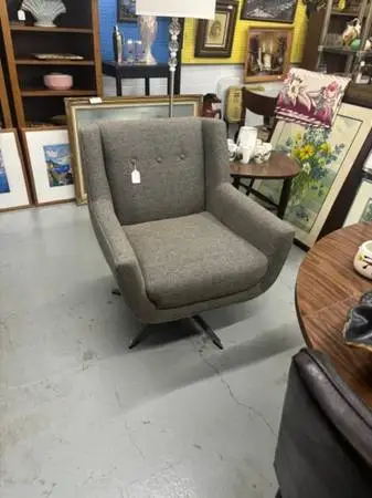 Gray cloth swivel chair w/chrome base