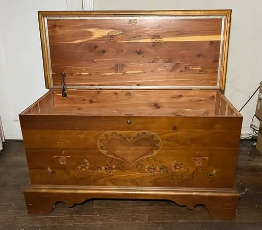 Vintage Mid-Century Style Cedar Hope Chest – Safe/No Lock