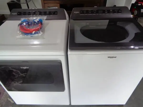 Like New Matching Whirlpool Washer and Dryer Set