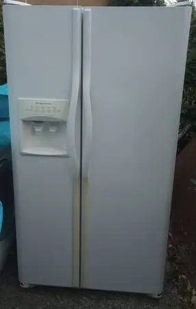 FRIGIDAIRE WORKS GREAT. 36W X 32D X 68TALL. $140