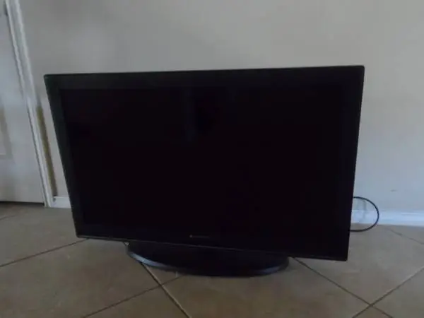 Element 40 TV with remote