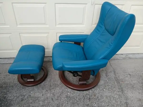 EKORNES STRESSLESS RECLINER AND OTTOMAN
