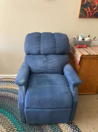 Golden comforter lift chair in excellent condition