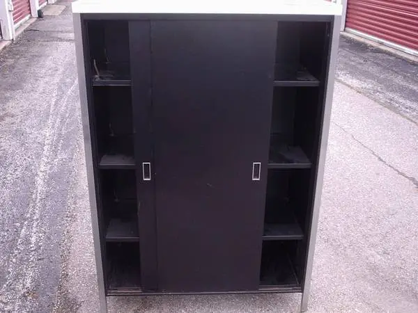Metal bookshelf with 3 shelves