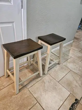2 bar stools