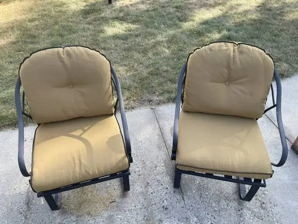 4 patio chairs with cushions