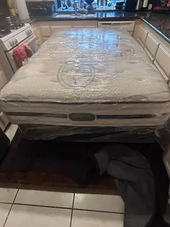 HIGH QUALITY LIKE NEW, COMPLETE FULL BEAUTY REST BED CAN DELIVER LOCAL IF NEEDED