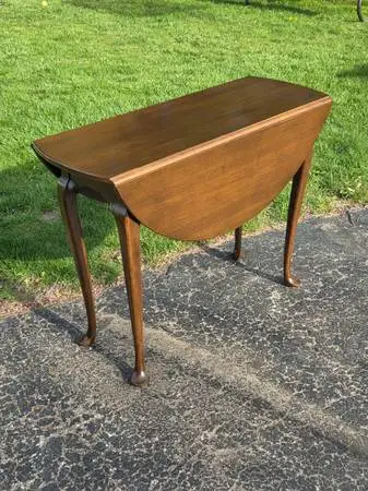 Vintage gate leg drop leaf table