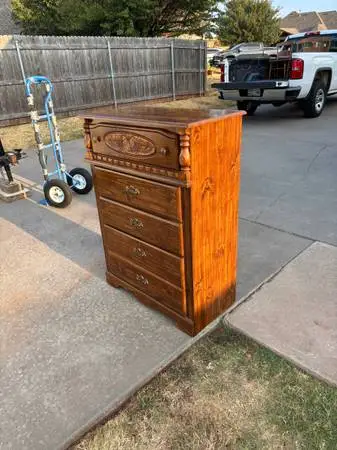 Beautiful Dark Oak Finished 4 Drawer Chest of Drawers