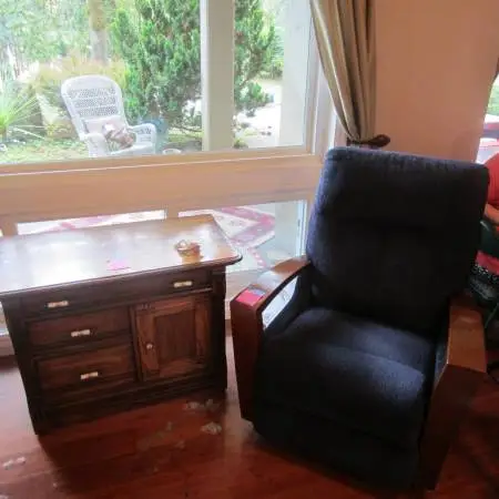 Recliners in a non-smoking Estate Home--nice pair.
