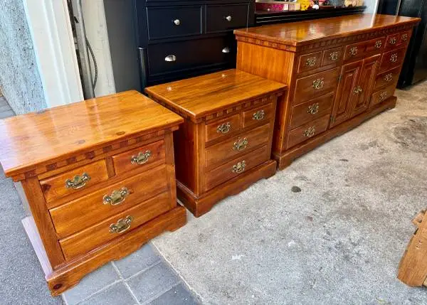 Link-Taylor 3 Piece Solid Colonial Pine Bedroom Set