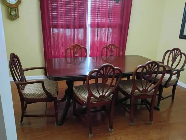 DINING ROOM 1940S CHERRY PEDESTAL TABLE W/6 HEART SHIELD BACK CHAIRS (