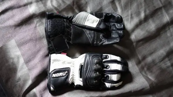 New Noru Gloves  Size Medium