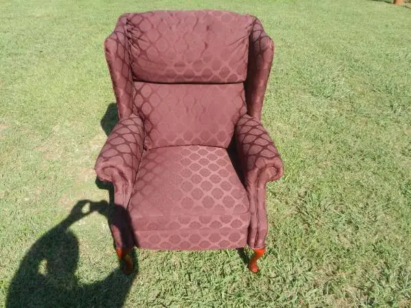 BURGUNDY RECLINING ARMCHAIR-LIKE NEW-MUST SEE
