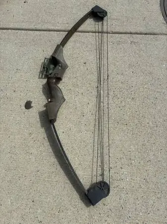 VINTAGE INDIAN DEERSLAYER COMPOUND BOW MODEL 221 RIGHT HAND