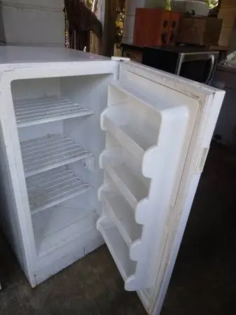 *ICE-COLD** COMMERCIAL UPRIGHT FREEZER - PLUGGED IN RIGHT NOW (NICE)