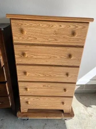 5 drawer dresser - oak finish -like new