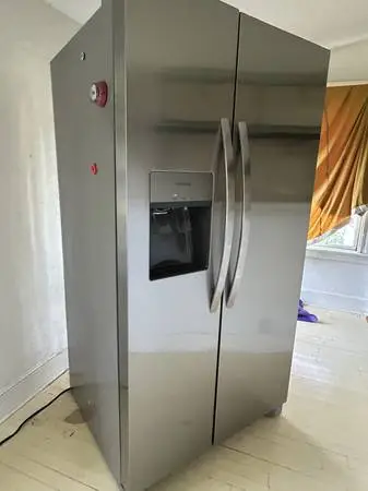 Frigidaire Refrigerator with ice maker