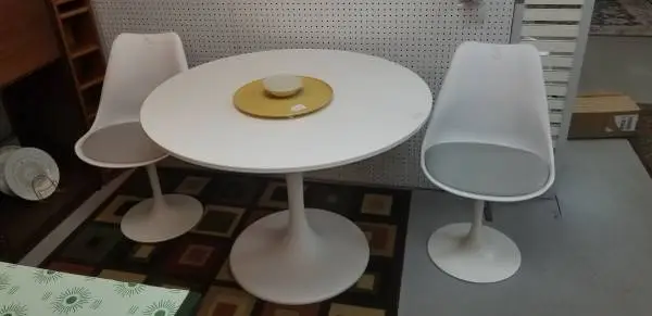 Retro Saarinen-Style Tulip Table