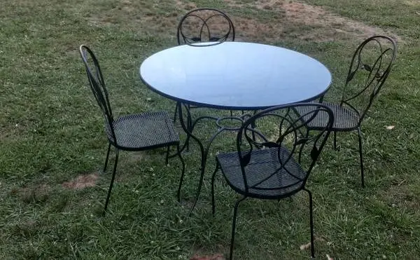Wrought iron table and chairs/Vintage picnic/beach chair