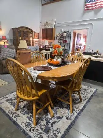 Oak Dining Table, 2-18 Leaves & 4 Chairs