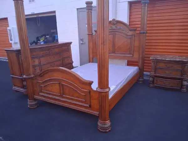 Queen sz bedroom set with boxspring