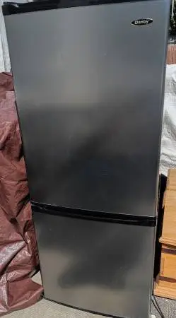 🏡 GE - DANBY REFRIGERATOR w/ Bottom Freezer Apartment Size