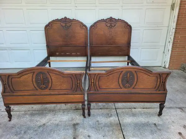 Beautiful Detailed Vanity Dresser with Matching Detailed Twin Beds