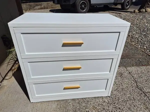 👌WHITE/Gold Hardware METAL 3 Drawer Dresser-Like New Condition!