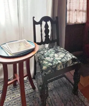 Beautiful Antique Solid Wood Spindle Dining/Desk Chair