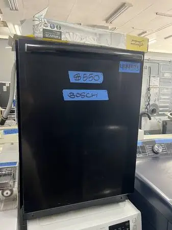 Bosch Dishwasher 800 Series  SHX57C06UC , black.  24 inch  444373