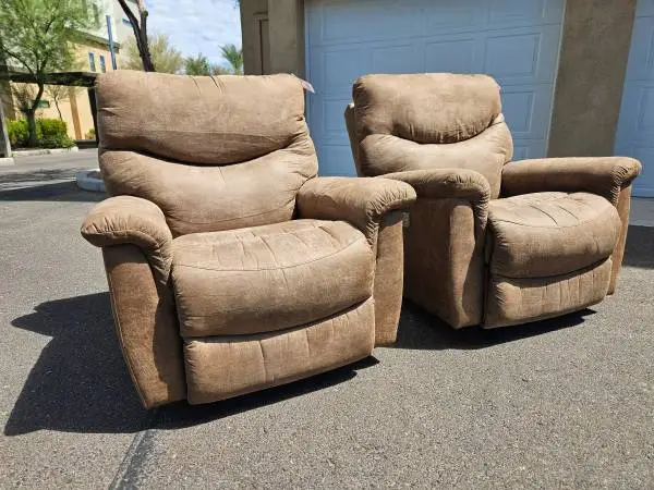 SET OF TWO LAZY BOY JAMES POWER RECLINER CHAIRS W/ POWER HEAD REST