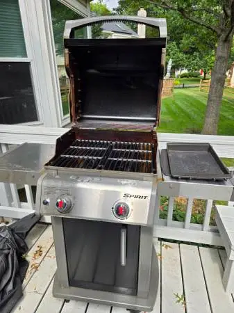 Weber Spirit E‑210 Grill + Cast Iron Griddle – Excellent Working Condi